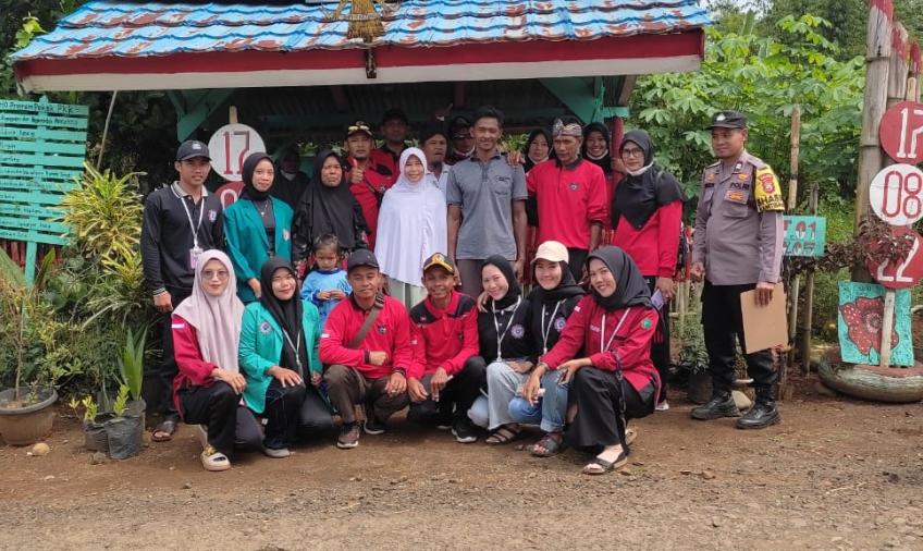 Partisipasi HUT RI ke 78, Bhabinkamtibmas Polsek Padang Jaya Jadi Juri Perlombaan Kebersihan 