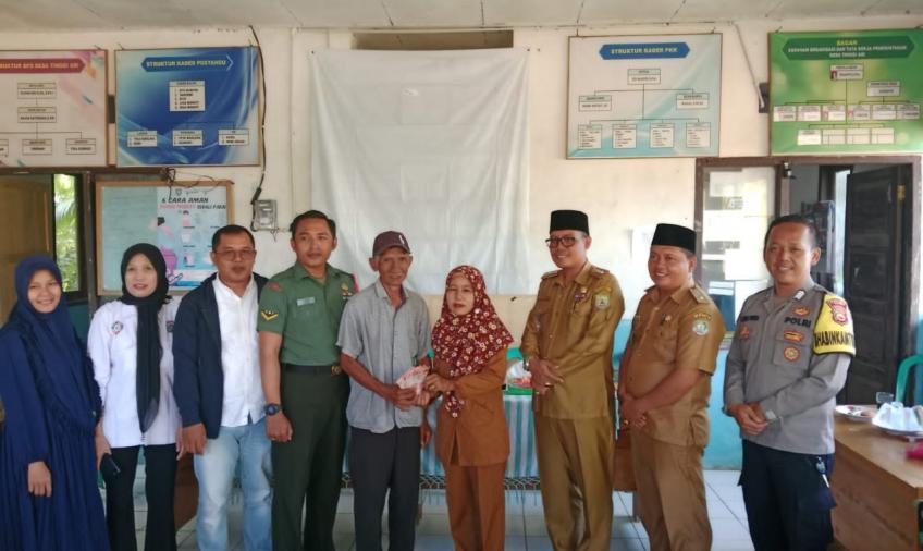 Polsek Tanjung Kemuning, Hadiri Pembagian BLT DD di Desa Tinggi Ari 