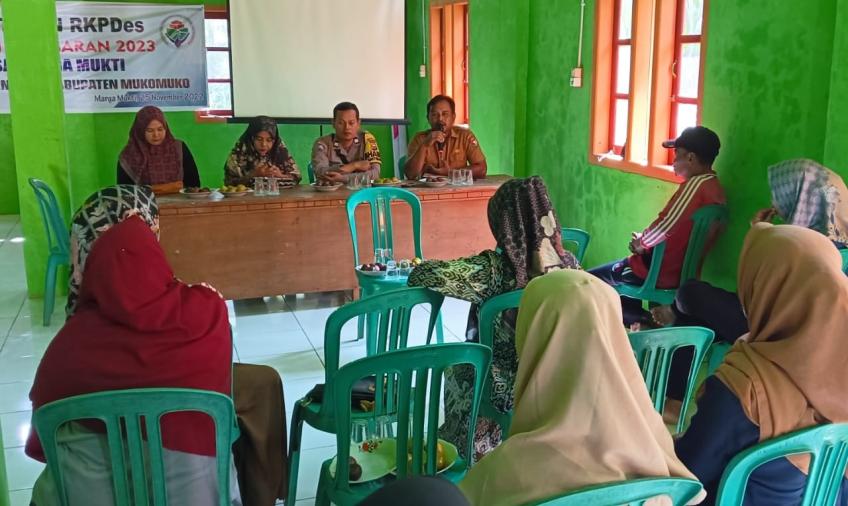 Hadiri Pertemuan Bersama Perangkat Desa dan Warga, Bhabinkamtibmas Sampaikan Pesan Jaga Harkamtibmas