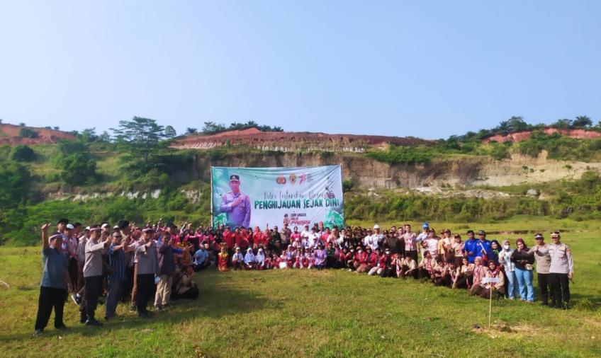 Polsek Ketahun Bersama Polres Bengkulu Utara Lakukan Penghijauan Sejak Dini di Desa Gunung Payung 