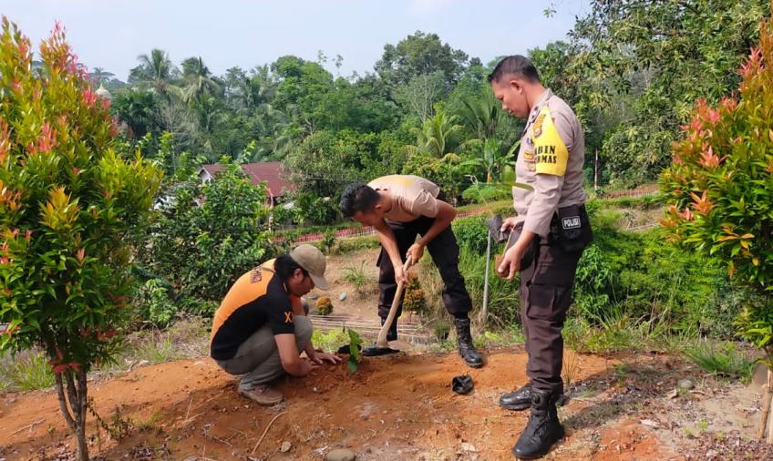 Lestarikan Lingkungan, Polsek Batik Nau Tanam Bibit Pohon Keliling Mako 