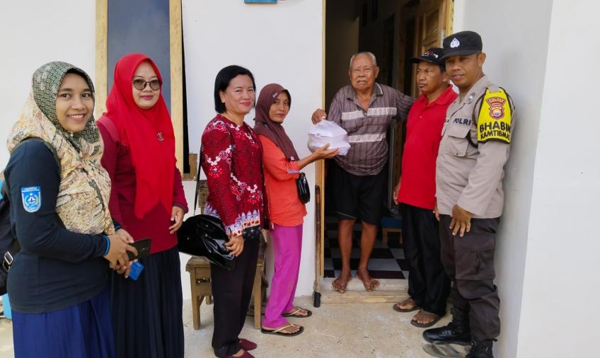 Bersinergi dengan Camat, Bhabinkamtibmas Polsek Ketahun Pantau Kegiatan Pembagian Makanan Untuk Lansia