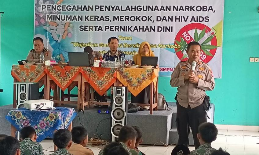 Kapolsek Tebat Karai Sosialisasi Bahaya Narkoba di SMPN 1 Tebat Karai