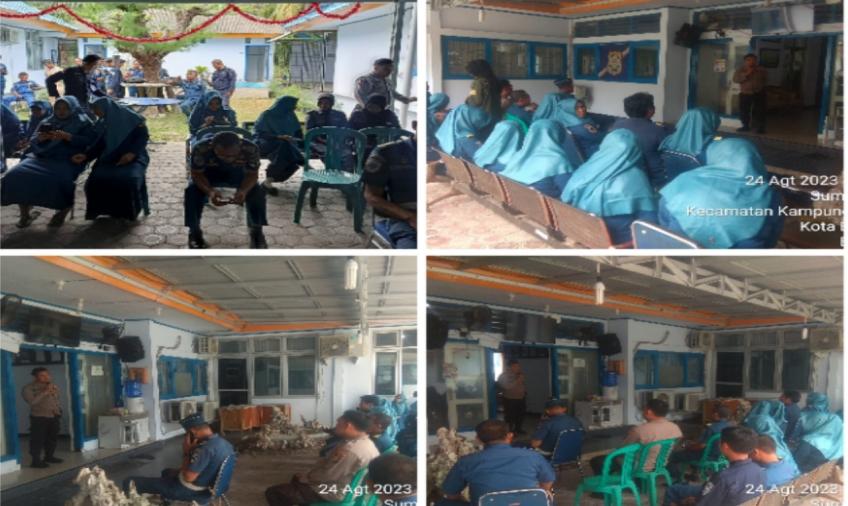 Ka KSKP Pulau Baai Sosialisakan Super App Polri Bersama Karawan KSOP Kelas III 