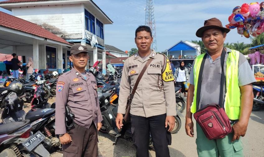 Bhabinkamtibmas Polsek Lubuk Pinang Sambangi Petugas Parkir di Pasar Sampaikan Imbauan Kamtibmas