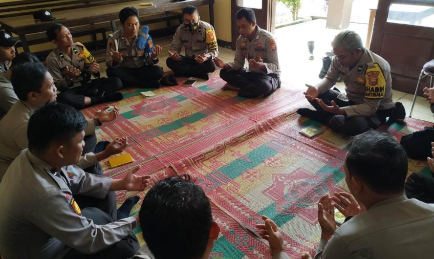 Personel Polsek Air Besi Gelar Kegiatan Binrohtal di Mako Polsek