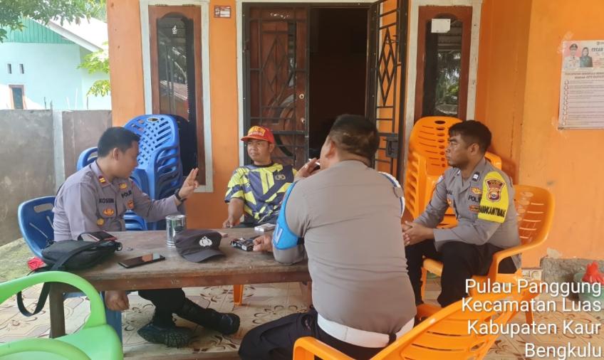 Cipta Kondisi, Bhabinkamtibas Polsek Kaur Tengah Sambang Kamtibmas 