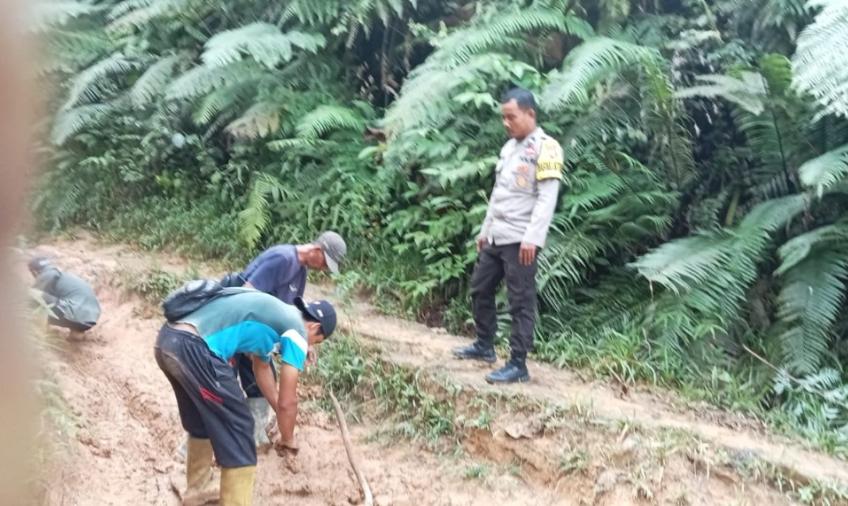 Bhabinkamtibmas Seginim Awasi Kegiatan Pendistribusian Bibit RHL P0 di Desa Suka Rami