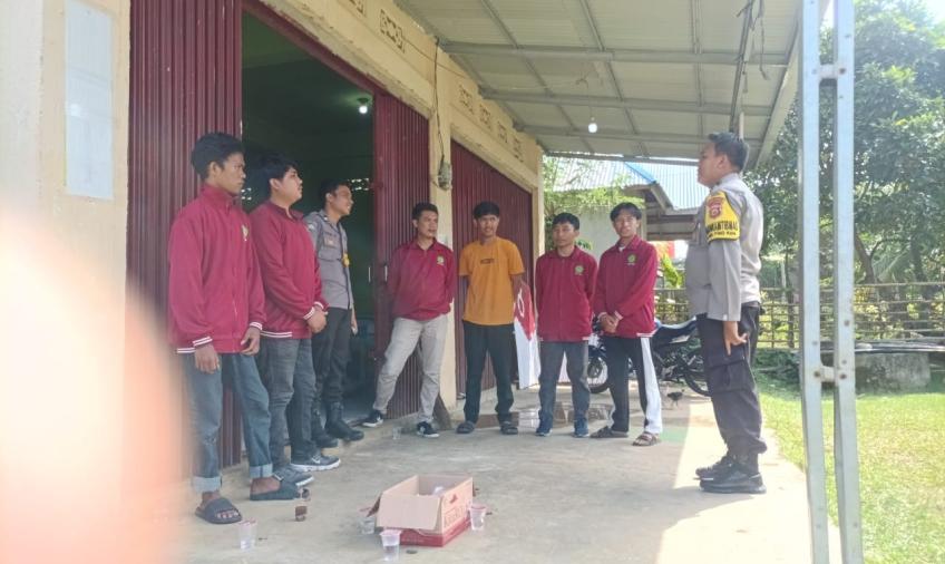 Bhabinkamtibmas Polsek Pino Raya Sambangi Mahasiswa KKN UMB Sampaikan Imbauan Kamtibmas 