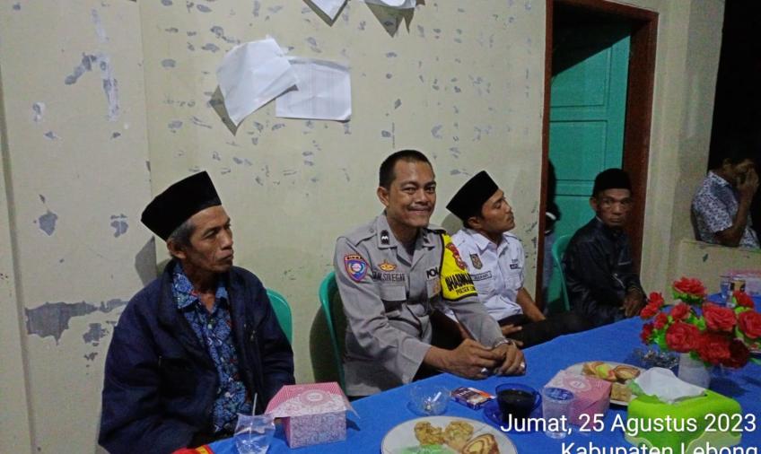 Sambang, Bhabinkamtibmas Sosialisasikan Aplikasi Polri Super APP ke Warga Desa Bioa Putiak