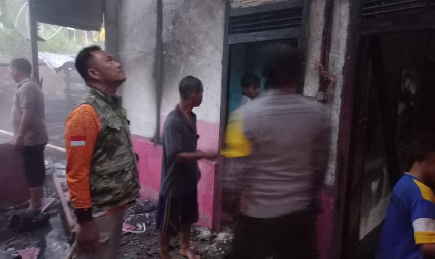 Bersama Warga, Polisi Bantu Padamkan Api yang Membakar Rumah Warga di Desa Tabeak Blau