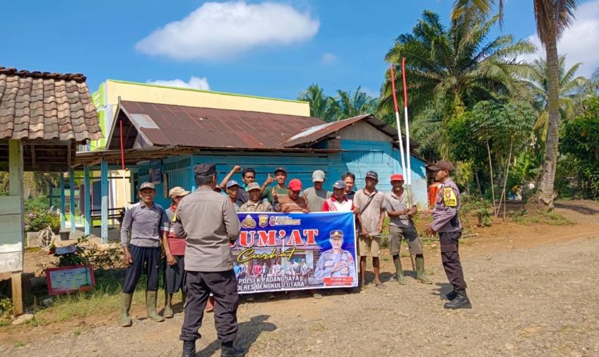 Melalui Jumat Curhat, Bhabinkamtibmas Polsek Padang Jaya Sharing Informasi Bersama Masyarakat