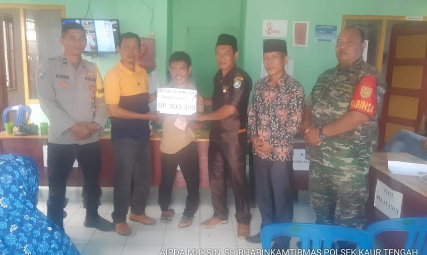 Beri Dukungan Program Desa Berjalan Lancar, Bhabinkamtibmas Polsek Kaur Tengah Monitoring Pembagian BLT-DD