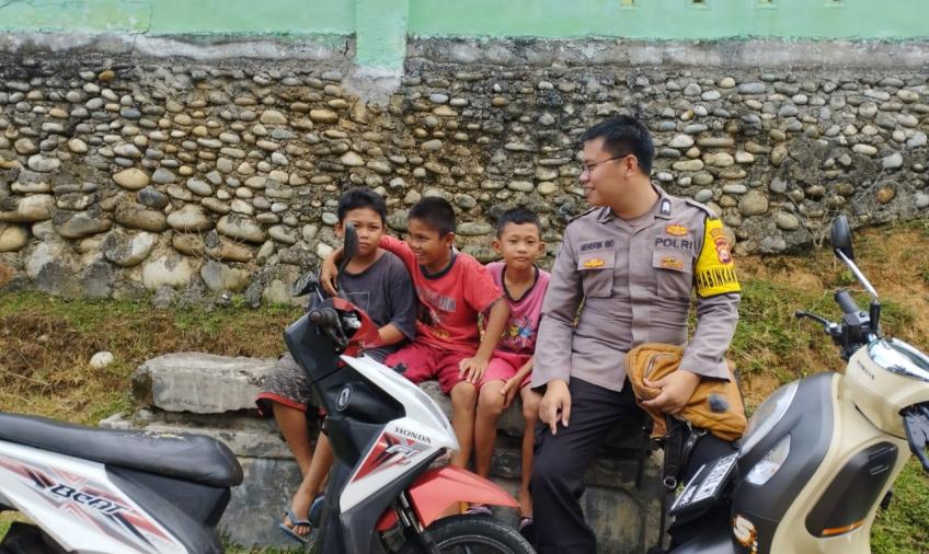 Polri Sahabat Anak, Bhabinkamtibmas Polsek Pino Raya Sambangi Anak-Anak Desa Suka Bandung