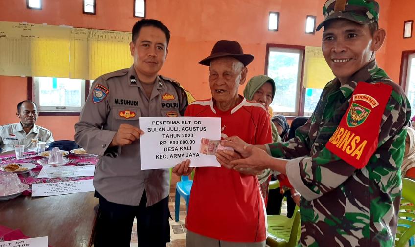 Wujudkan Rasa Aman, Bhabinkamtibmas dan Babinsa Dampingi Penyaluran BLT-DD