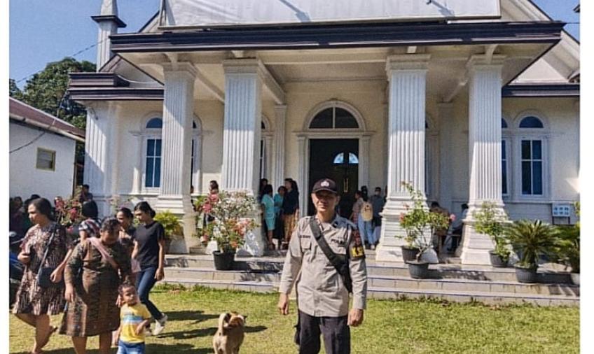 Personel Polsek Padang Jaya Laksanakan Pengamanan Ibadah Mingguan di Gereja 