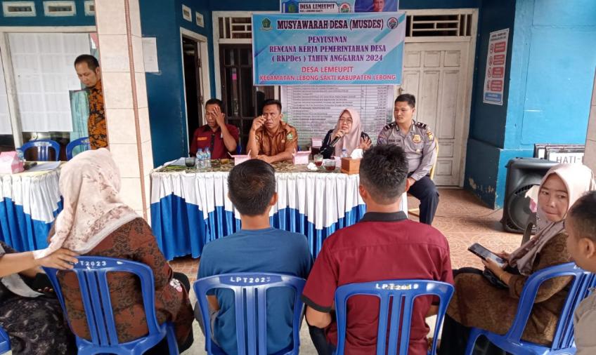 Bhabinkamtibmas Polsek Lebong Tengah Hadiri Musdes dan Penyusunan Kerja Pemdes Limau Pit