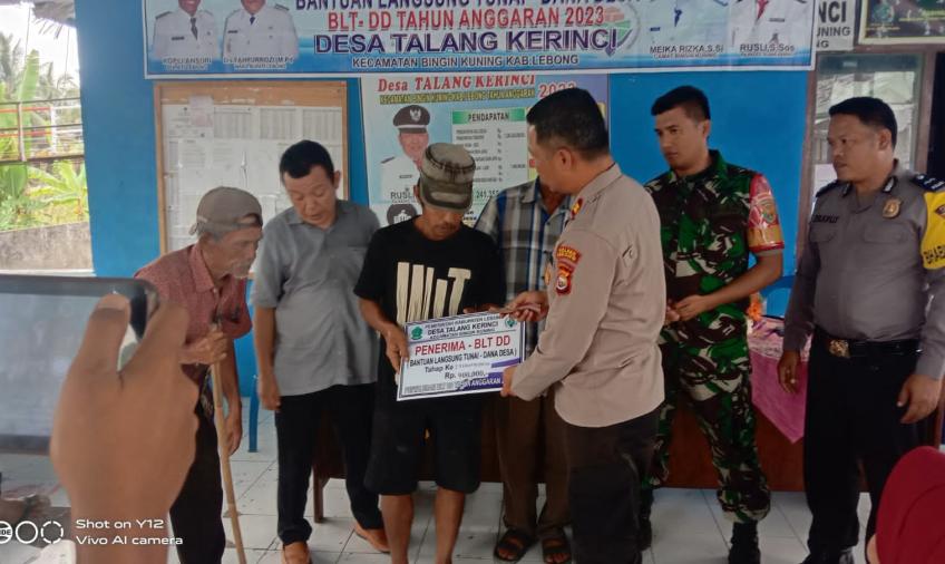 Bhabinkamtibmas Polsek Lebong Selatan  Hadiri Pembagian BLT DD di Desa Talang Kerinci