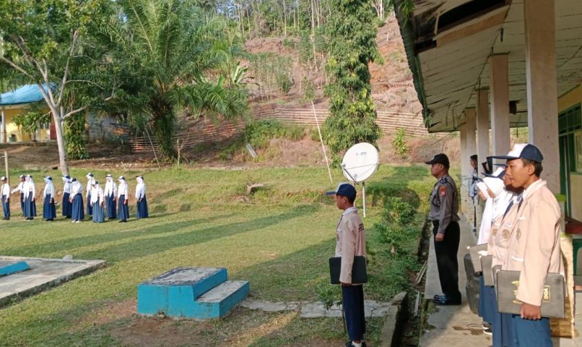 Kanit Samapta Polsek Kaur Utara Melaksanakan Police Go To School di SMP N 29 KAUR  