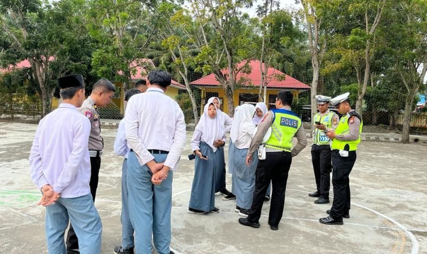 Sat Lantas Polres Mukomuko Berikan Penyuluhan Tertib Berlalulintas di SMAN 7 