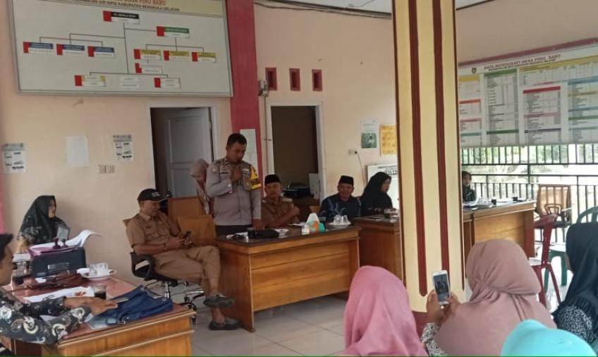 Bhabinkamtibmas Hadiri Serah Terima Jabatan Kepala Desa di Wilayah Binaannya