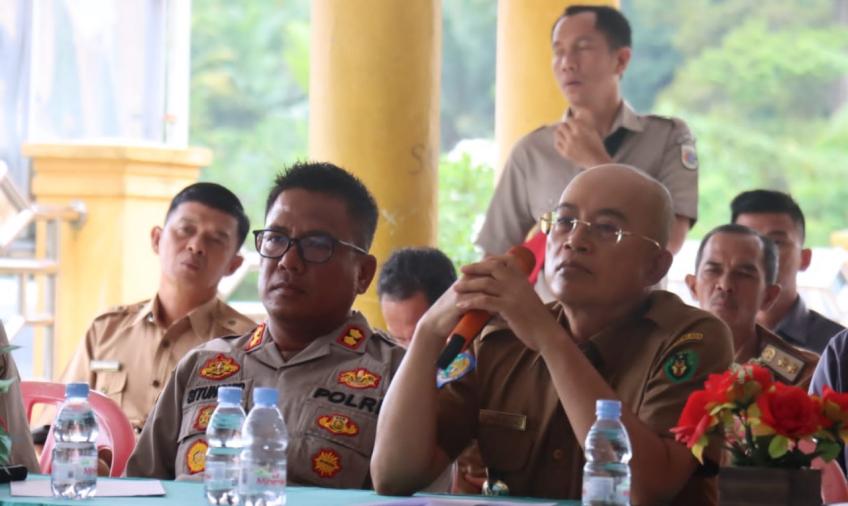 Kapolres Bengkulu Selatan Dampingi Bupati dalam Pertemuan Bersama Masyarakat Kedurang yang Tergabung dalam PMPL di PT. DSJ 