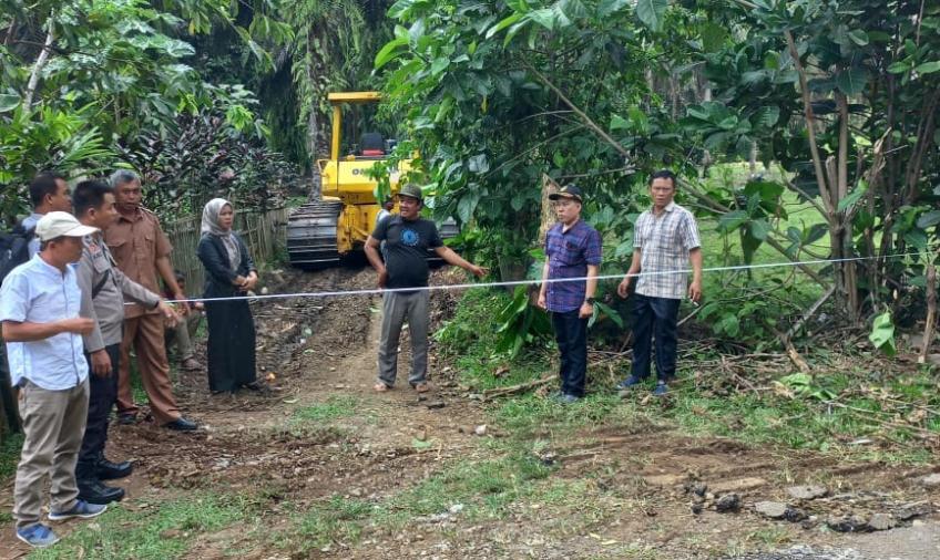 Bhabinkamtibmas Polsek Manna Hadiri Titik Nol dan Lahan Pembangunan Sarana Desa Tambangan