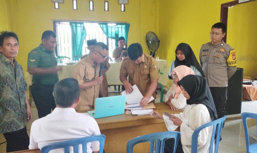 Berpartisipasi Dalam Birokrasi Desa Binaan, Bhabinkamtibmas Hadiri Seleksi Perangkat Desa 