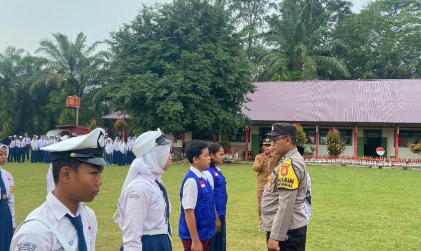 Bhabinkamtibmas Polsek Padang Jaya Lantik Siswa SMPN 02 Jadi Anggota PKS
