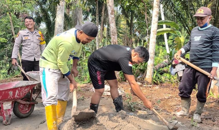 Polisi RW Polsek Giri Mulya Gotong Royong Bersama Masyarakat Desa Wonoharjo