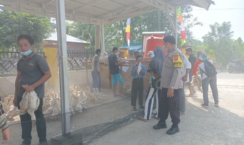 Bhabinkamtibmas Polsek Pino Raya Monitoring dan Pengamanan Penyaluran Bibit Itik dan Bibit Ayam di Desa Binaannya