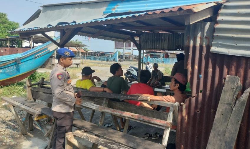 Satpol Airud Polres BS Patroli Dialogis Sambangi Nelayan Pantai Pasar Bawah