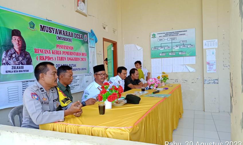 Bhabinkamtibmas Polsek Lebong Utara Hadiri Musdes dan Sosialisasikan Aplikasi Polri Super APP