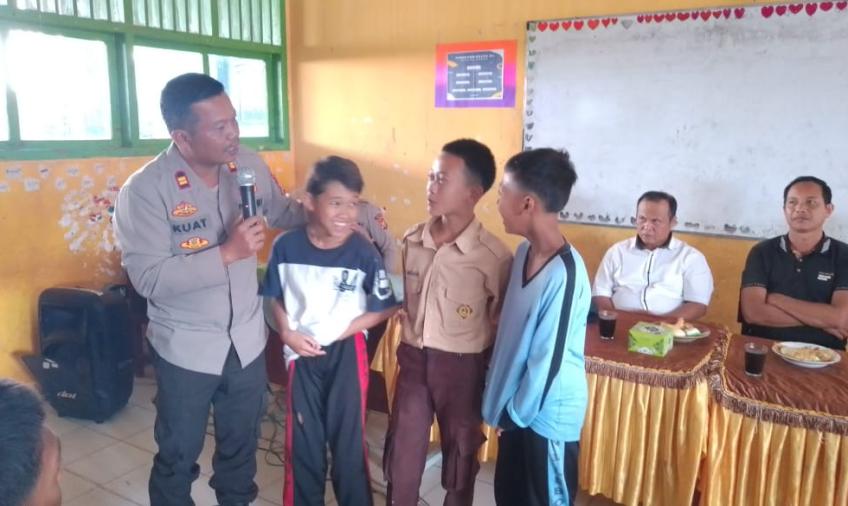 Polsek Lebong Selatan Sosialisasi Tentang Kenakalan Remaja di SMPN 6 Lebong