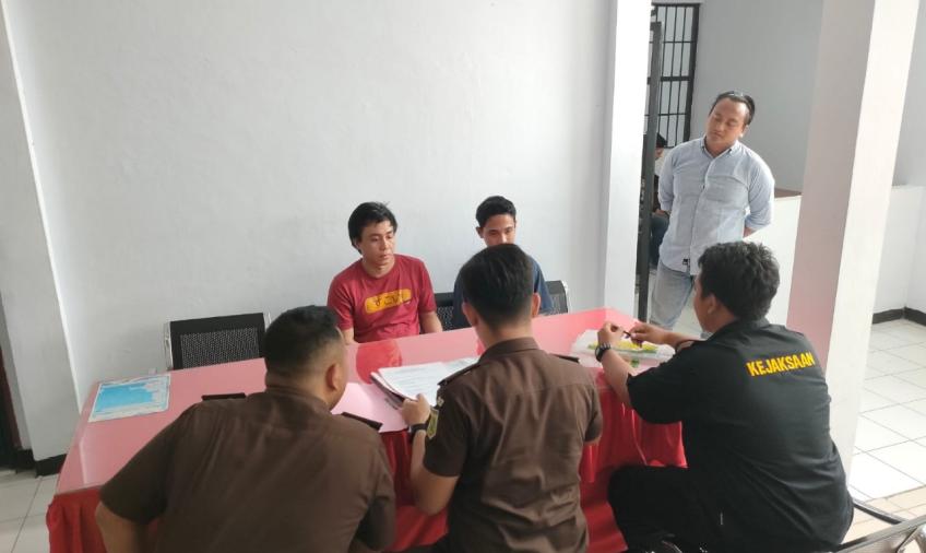 Unit Reskrim Polsek Ketahun Serahkan Tersangka Pencurian dan Barang Bukti Ke Kejaksaan Negeri Bengkulu Utara
