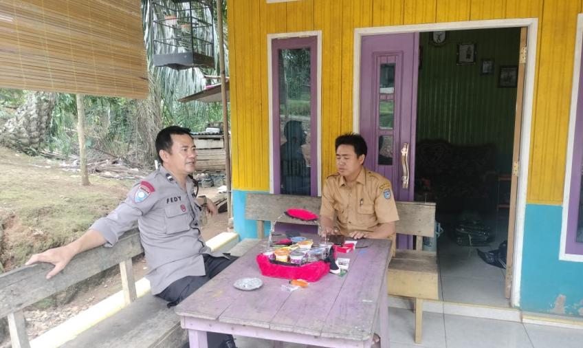 Pererat Silaturahmi, Bhabinkamtibmas Sambangi Kepala Desa