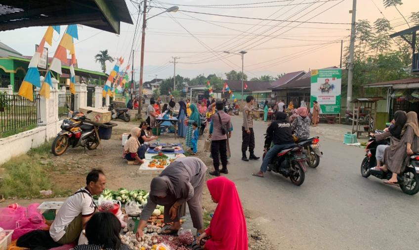 Jaga Keamanan dan Ketertiban, Personel Polsek Kaur Utara Monitoring Situasi Kamtibmas di Seputaran Pasar Harian 