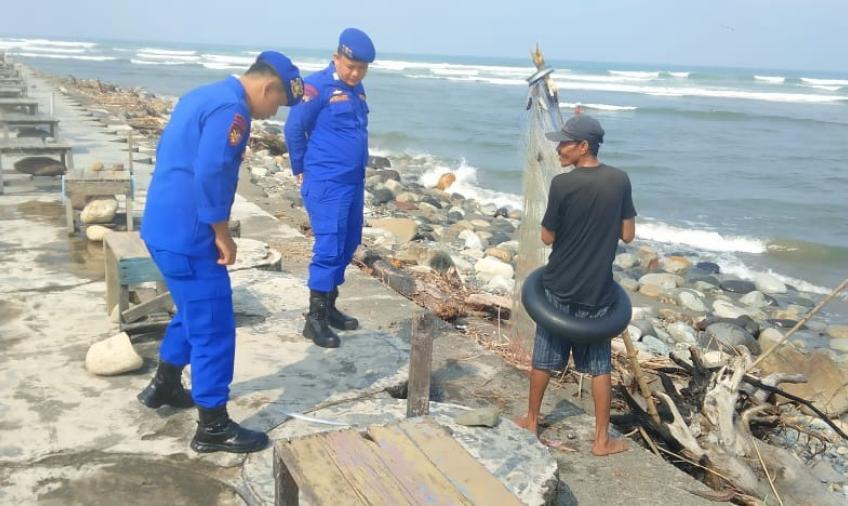 Patroli Dialogis, Sat Polairud Sampaikan Imbauan Kamtibmas Kepada Nelayan Pantai Pasar Bawah 