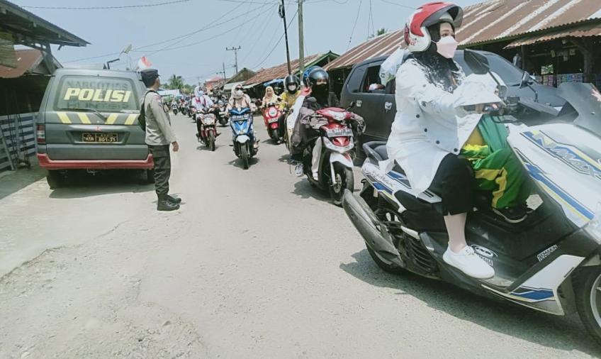 Bhabinkamtibmas Seginim Berikan Pengamanan  Kirab Pemilu di Wilkum Polsek Seginim