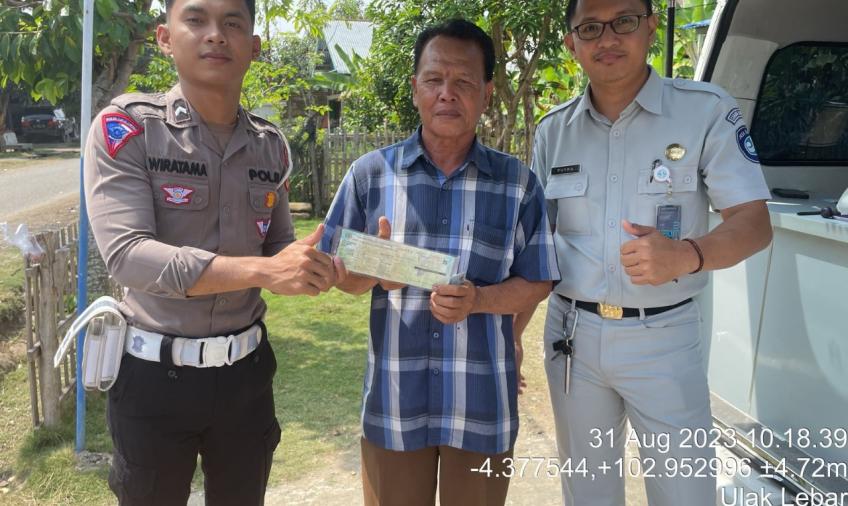 Jemput Bola Wajib Pajak, Personel Polres BS Optimalkan Kegiatan Samsat Keliling  