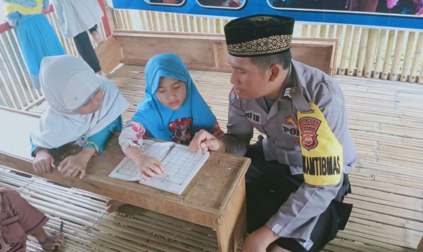Bhabinkamtibmas Polsek Manna Mengajar Ngaji Anak-Anak Desa Padang Manis