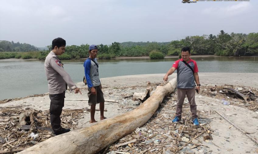 Polsek Pino Raya Olah TKP Penemuan Jenazah di Pantai