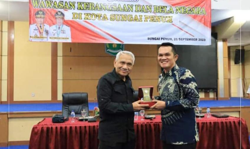 Wakil Walikota Sungai Penuh Antos Terima Cindra Mata Usai Membuka Seminar Wawasan Kebangsaan. Kamis 21/9/2023 (Pahmil)