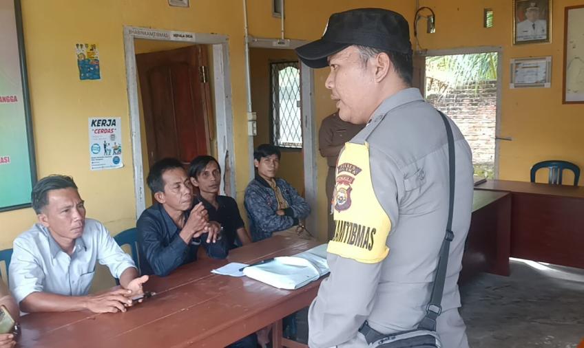 Bhabinkamtibmas Polsek Semidang Alas Maras Jumat Curhat Bersama Warga Desa Karang Anyar
