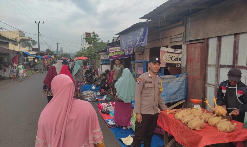 Cegah Kemacetan Polsek Ujan Mas Laksanakan Pengamanan Dan Pengaturan di Pasar Tradisional