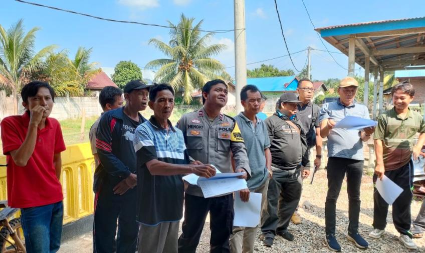 Kapolsek Kedurang Hadiri Sertifikasi Fisik Pembangunan Tahun 2023 di Desa Binaannya 