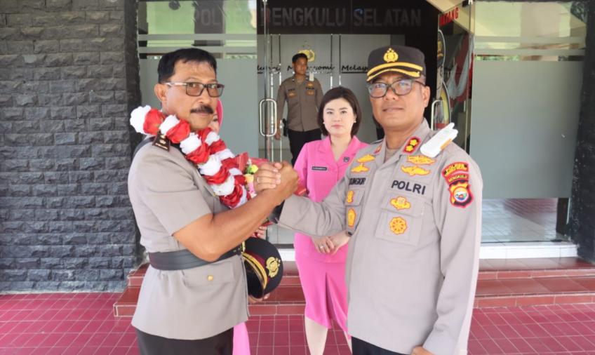 Upacara Pedang Pora Antarkan Anggota Polres Bengkulu Selatan  Masuki Masa Purna Bakti