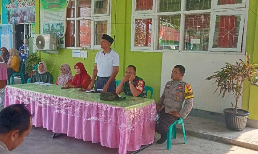 Bhabinkamtibmas Polsek Manna Hadiri Rapat Koordinasi Lintas Program dan Lintas Sektoral Tentang Kesehatan Masyarakat Desa