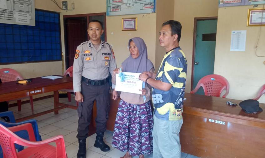 Dukung Kelancaran Program di Desa, Bhabinkamtibmas Monitoring Pembagian BLT-DD di Desa Suka Bandung