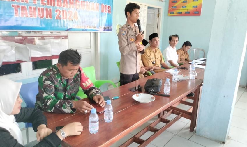 Dukung Program Pemerintah Desa, Bhabinkamtibmas Polsek Manna Hadiri Musyawarah Penyusunan RKPDes Desa Padang Burnai 